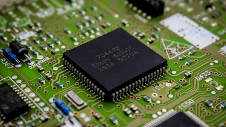 Close-up memory chip and circuit board representing LPDDR5X technology