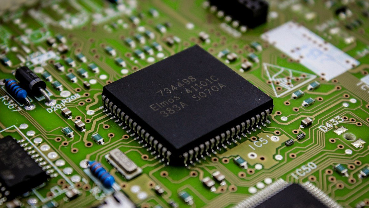 Close-up memory chip and circuit board representing LPDDR5X technology
